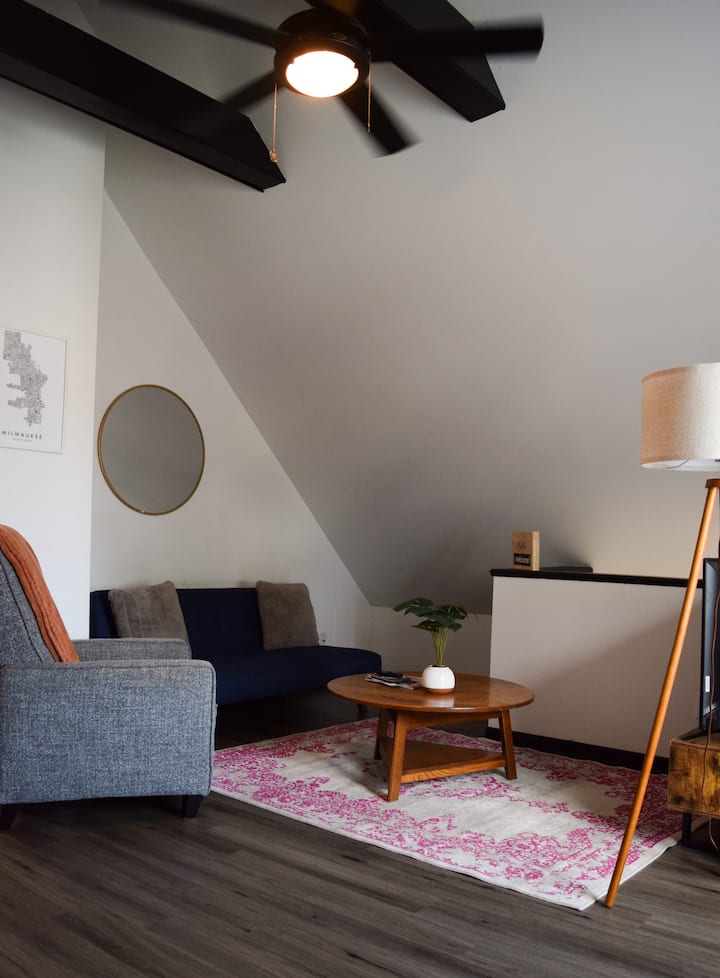 Მისაღები ოთახის სივრცეში ბევრი სივრცეა დასაძინებლად და დასასვენებლად.