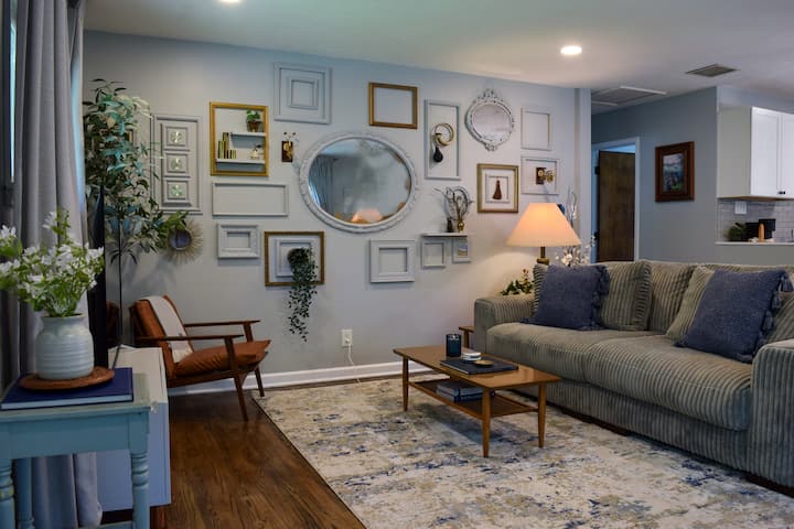 Mid-century Haven: Curated Cottage With Music Room - Polaris, OH