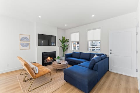 Top Airbnb: The Palms Beach House Luxury 3 floors, 7 BR, 5 BA in Lambton Shores