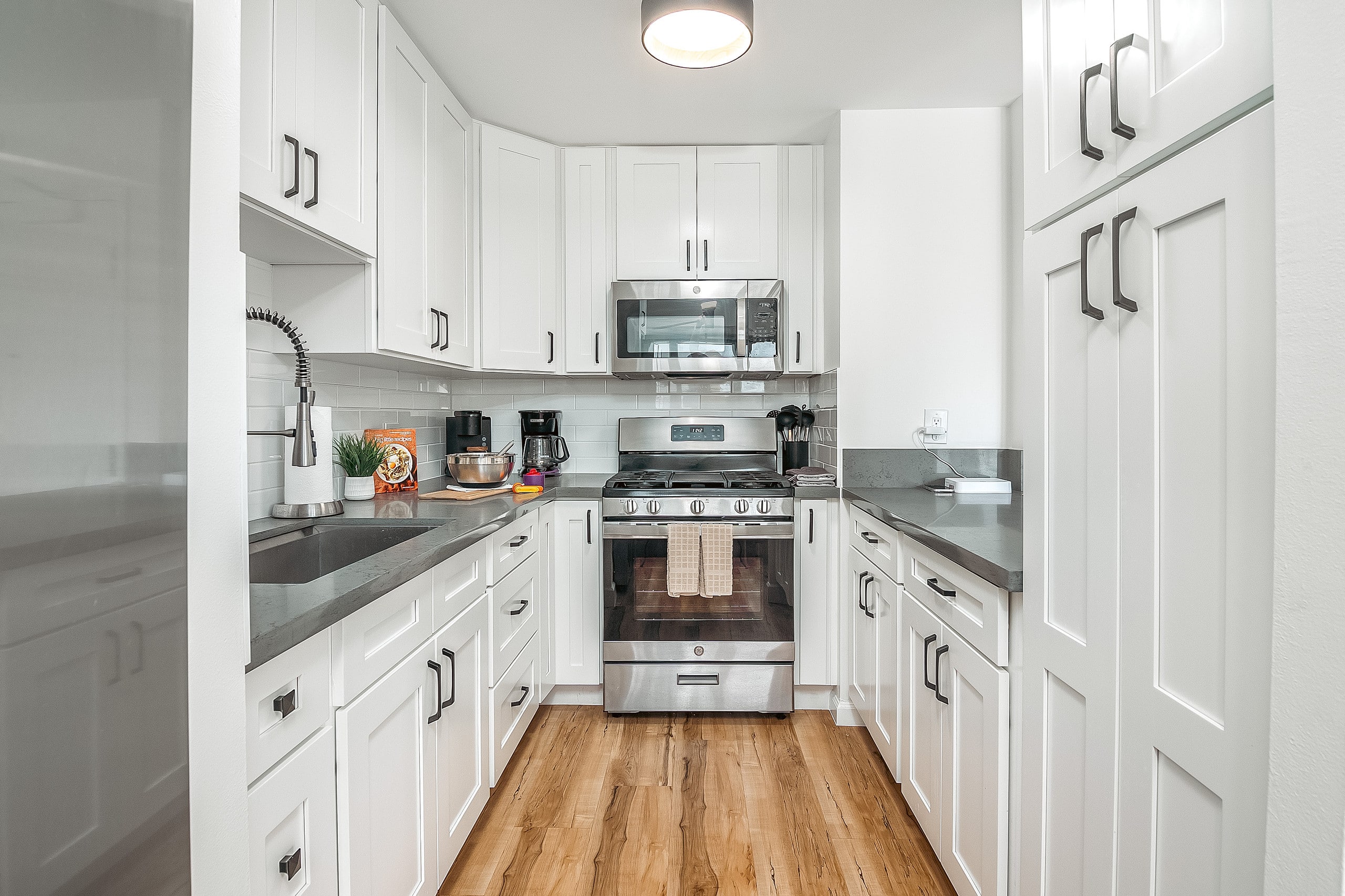 Condo in Honolulu · ★4.83 · 2 bedrooms · 3 beds · 2 private baths - Image 14