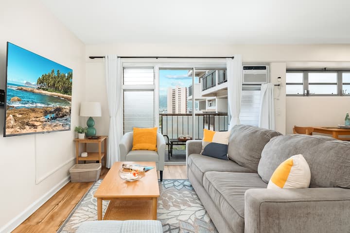 Beachside 2br Condo W/ Lanais & Free Parking - Honolulu