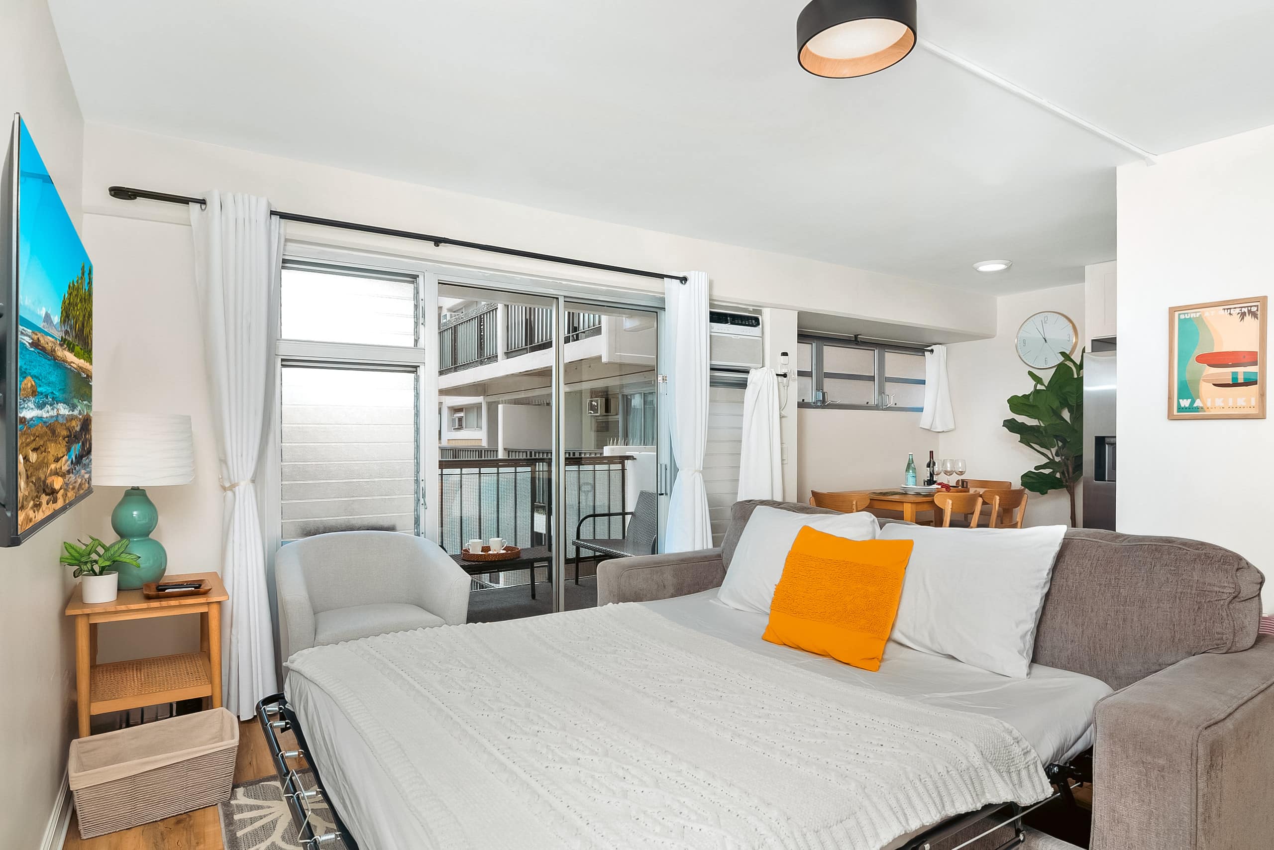 Condo in Honolulu · ★4.83 · 2 bedrooms · 3 beds · 2 private baths - Image 10