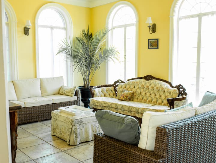 Château Herbe ~ Vienna Room - Ashland