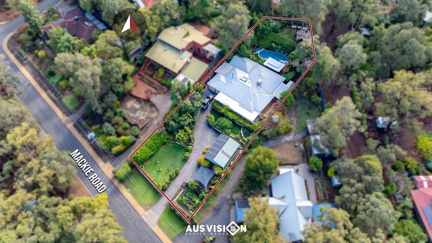 Perth Hill Poolside Paradise BBQ,Mini golf,Airport