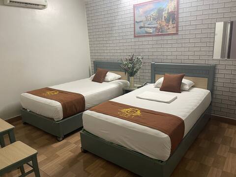 Twin room ( small window)