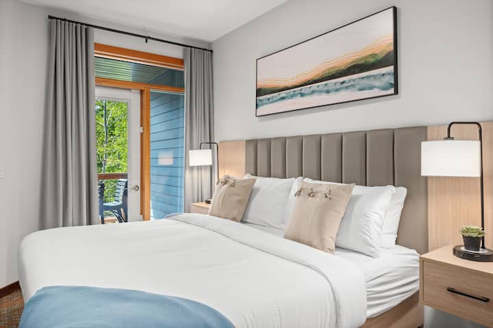 Disfruta de la cama tamaño king y la hermosa decoración interior en el segundo dormitorio. 