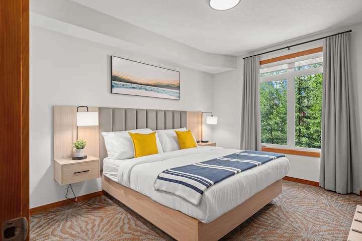 Este es el dormitorio principal. Es la habitación al final del pasillo desde la sala de estar y cuenta con una cama tamaño king muy cómoda y un inodoro y baño privado de 4 pulgadas.