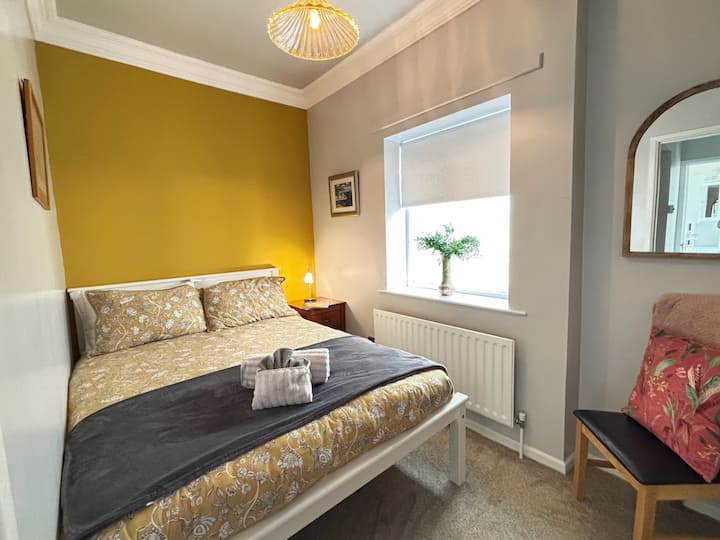 In this ground floor bedroom you will sleep in a double bed with soft 400 thread count Egyptian cotton bedding from Dorma. The room has blackout blinds for your comfort and is conveniently located across the hall from the bathroom.
