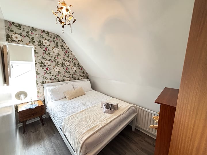 This snug bedroom upstairs has a cosy cottage feel.  You have luxury Egyptian cotton bedding from Dorma, multi-level touch lamp and blackout blind giving you a good nights rest. From the window you have a lovely view of the fort.