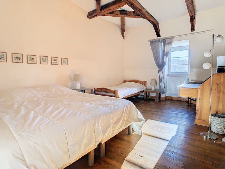 Habitación con capacidad para 3 personas + su zona de oficina 