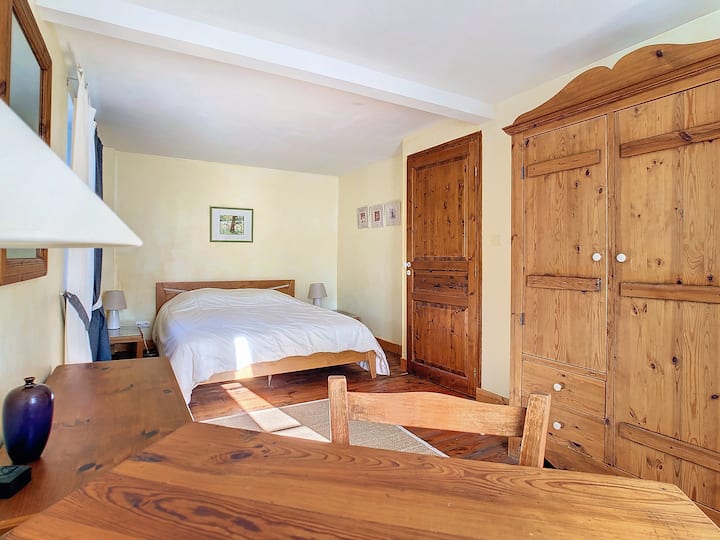 Cálida habitación con cama de 160 para noches tranquilas
