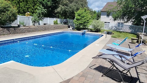 Modern Pool-Side Paradise