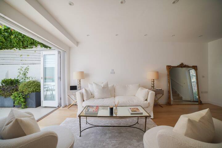 The Prestigious Residence with Modern Elegance gallery image 2