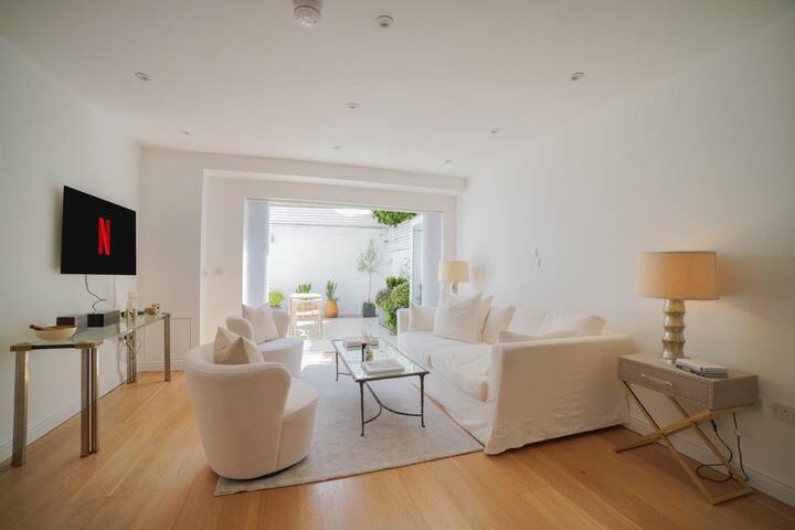 The Prestigious Residence with Modern Elegance gallery image 3