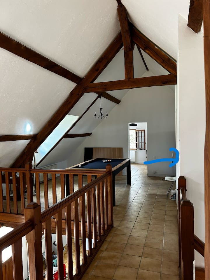 额外的睡眠空间（宜家Hemnes床，配备1至2张单人床垫）位于泳池游戏区对面（如图所示，箭头右侧），用落地窗帘隔开。