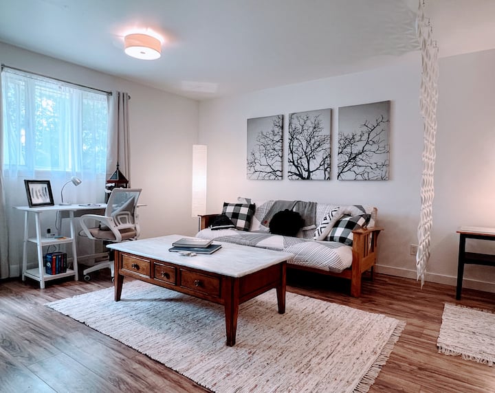 180 поглед кон градината, wifi 342 Mbps, USB напојување, кауч на спуштање до втор брачен кревет (ве молиме побарајте пред да резервирате), игри и уметнички материјали, моите омилени книги за градина и пермакултура, телевизор со голем екран, кафе бар, полукујничка, дизајн погоден за планета.