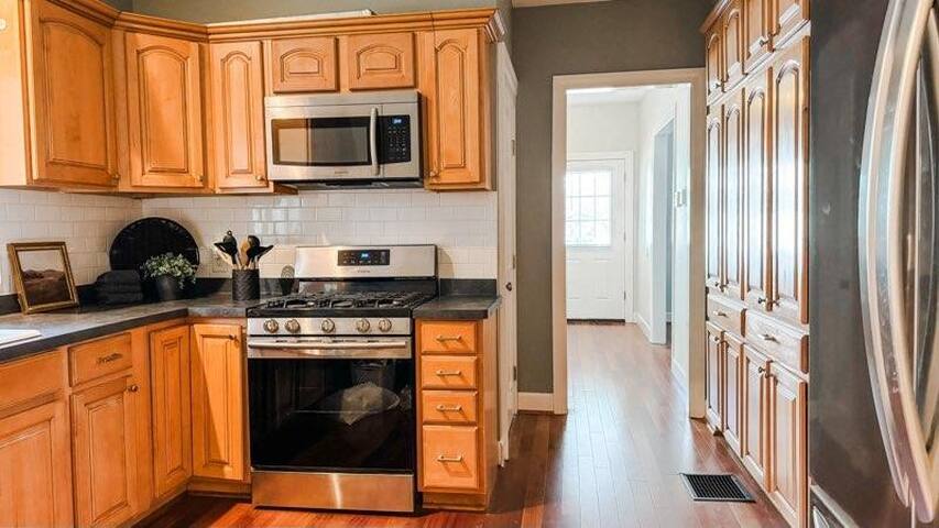 6 BR | 2 Masters | 1st Floor Master | Downtown gallery image 5