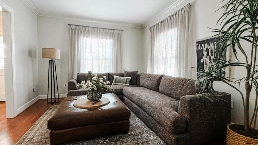 6 BR | 2 Masters | 1st Floor Master | Downtown gallery image 2