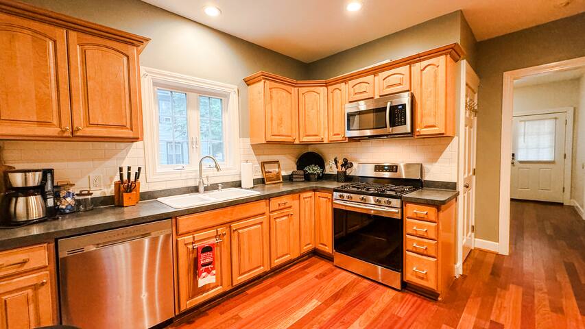 6 BR | 2 Masters | 1st Floor Master | Downtown gallery image 4