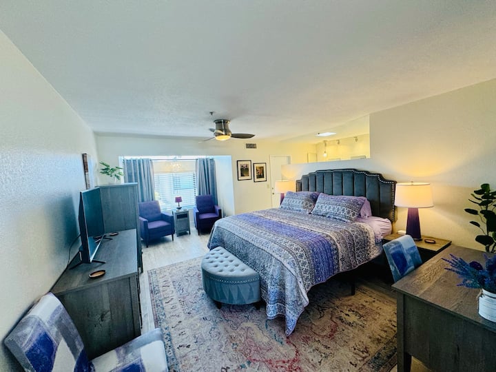 Chambre principale avec lit King Size et coin salon