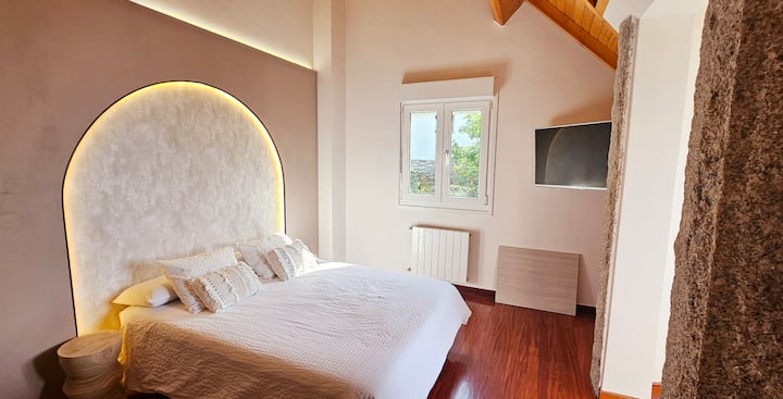 מגדל ייחודי עם נוף לים, להר ולשקיעה מעל הים. תקרות עץ גבוהות עיצוב טבעי שיוצר אווירה חמימה ונוחה שתוכננה במיוחד לרוגע ולרווחה שלכם.

טלוויזיה חכמה 43אינץ 'עם נטפליקס 