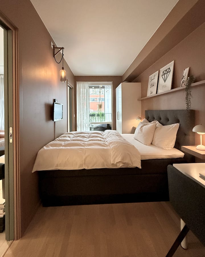 Krevat dopio kontinental i rehatshëm Jensen.
Tavolinë shkrimi në qoshe.
