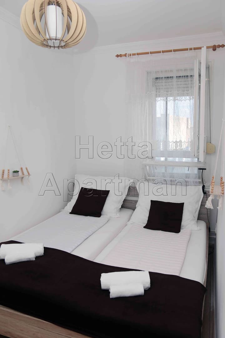 Une chambre avec un lit double avec un matelas de différentes dureté, pour un repos confortable.