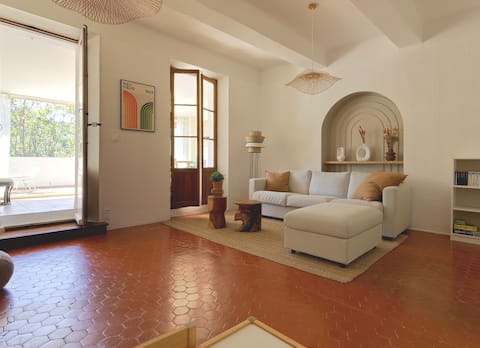 Terrace and park view for 7 people