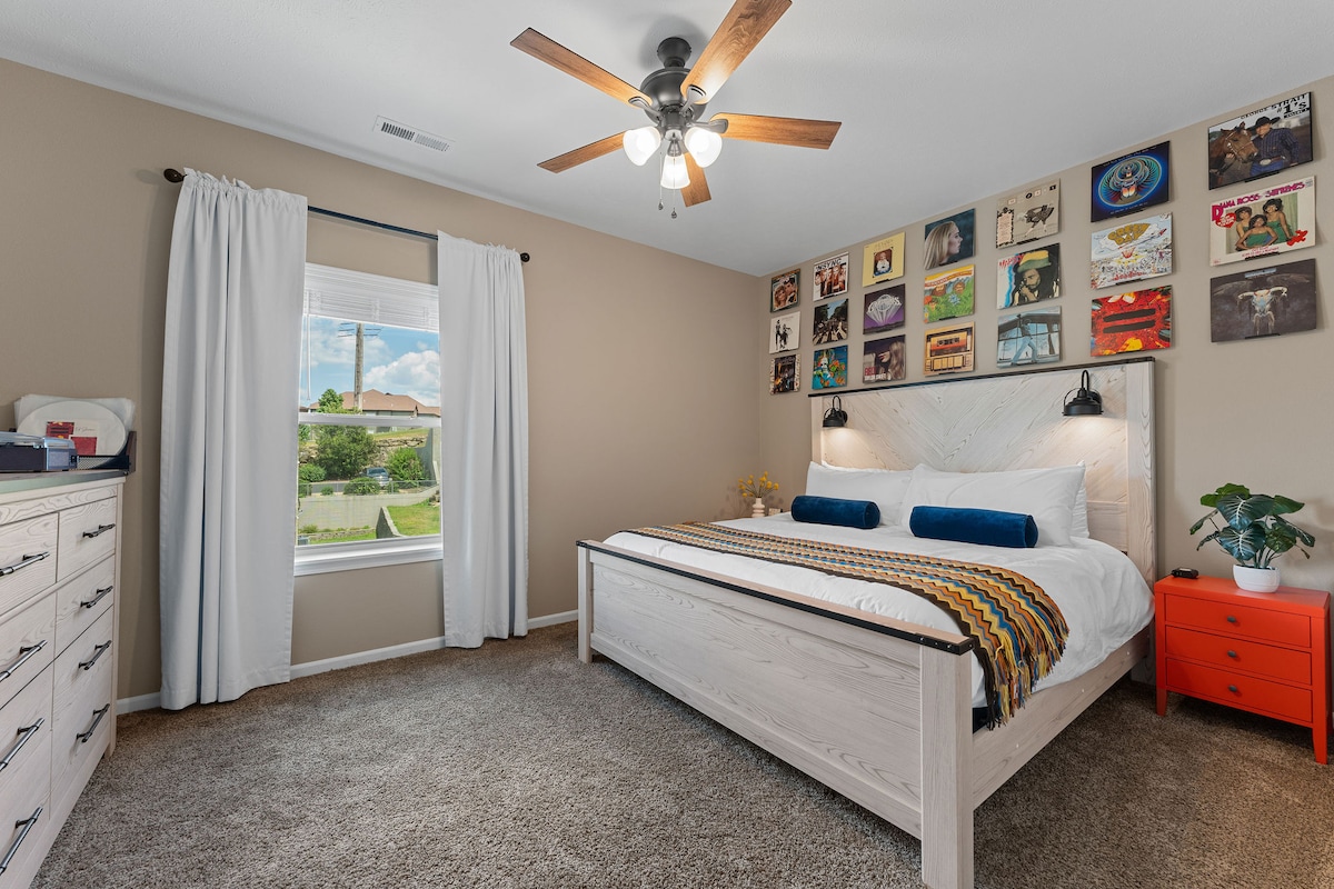 Основен апартамент 8 – стая Rockstar
Живейте като звезда в този оживен апартамент с голямо двойно легло, 50-инчов смарт телевизор и самостоятелна баня.