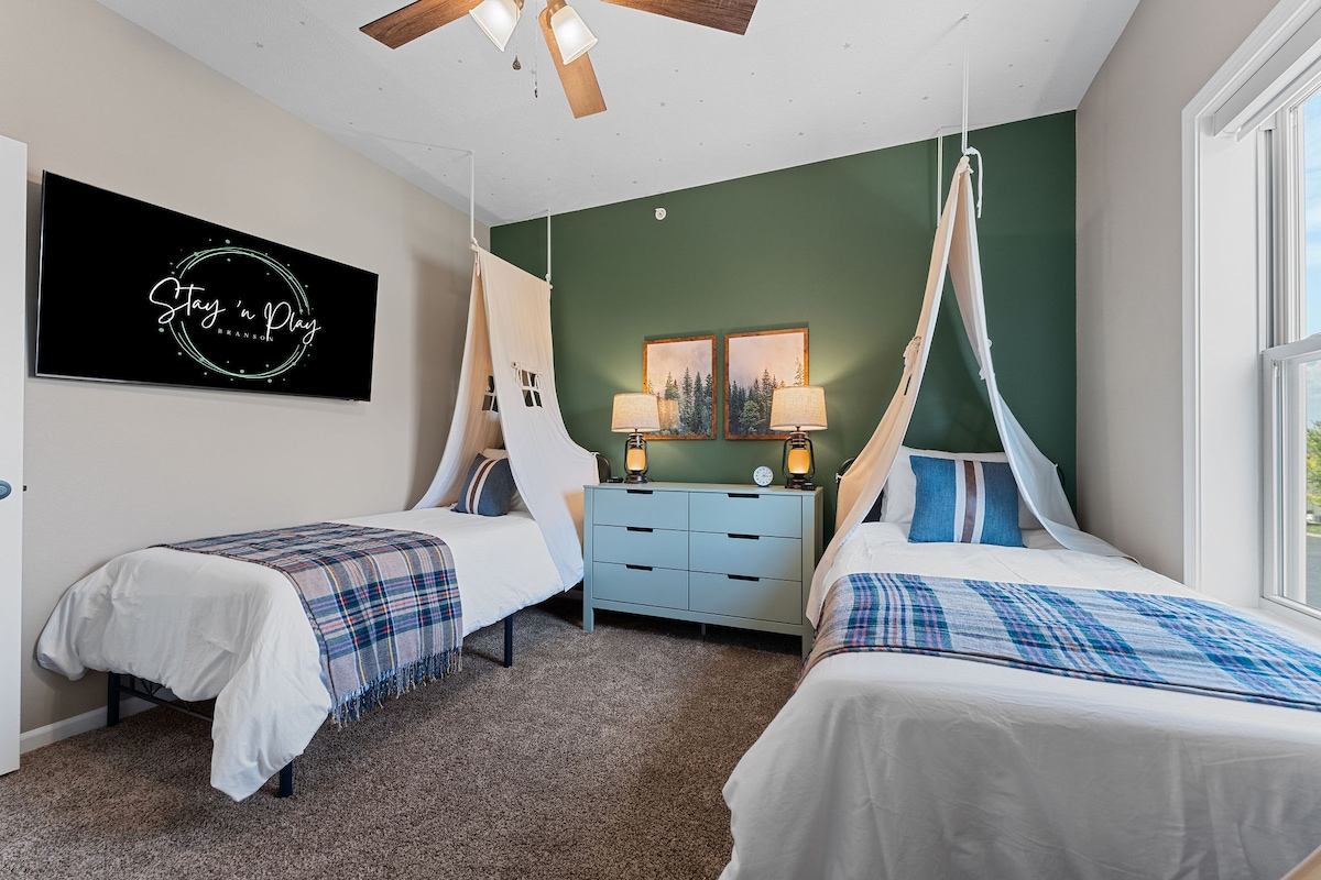 Спалня 10 (къмпинг) 2 единични стаи с 2 отделни легла и 50 - инчов телевизор