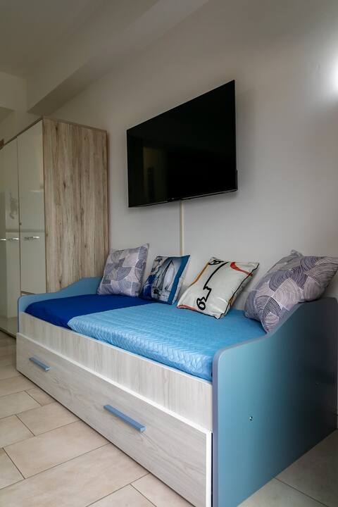 Top performing Airbnb: Seafront, few minutes from Taormina in Giardini Naxos