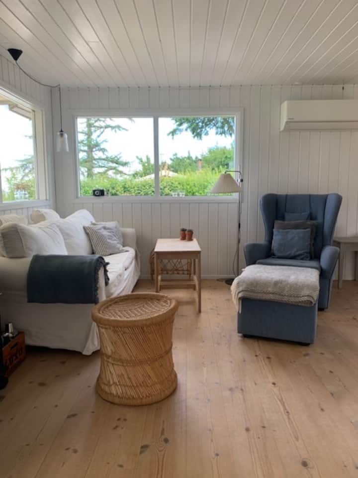 Romantisk Sommerhus Med Havudsigt - Danmark