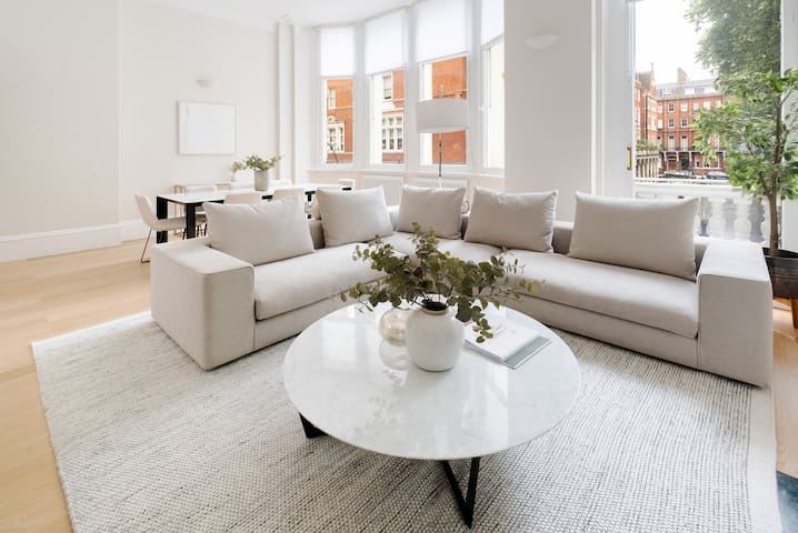 Spectacular Cadogan Square single-level flat w/AC