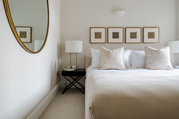 Spectacular Cadogan Square single-level flat w/AC gallery image 4