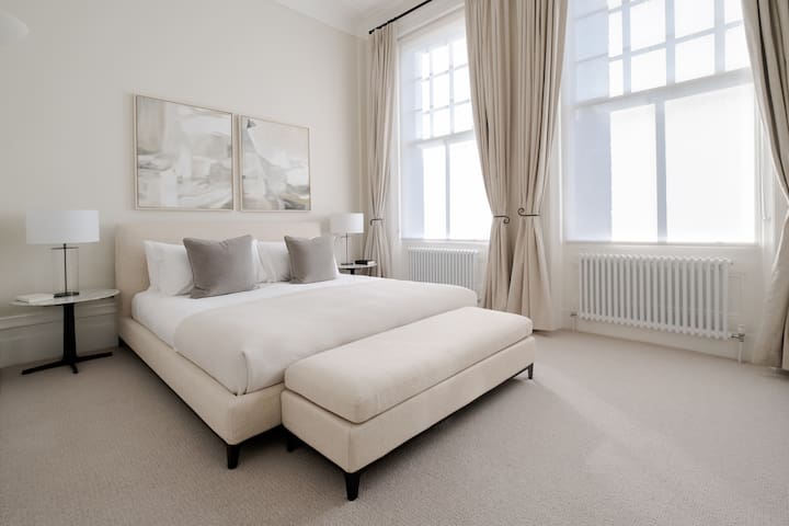 Spectacular Cadogan Square single-level flat w/AC gallery image 5