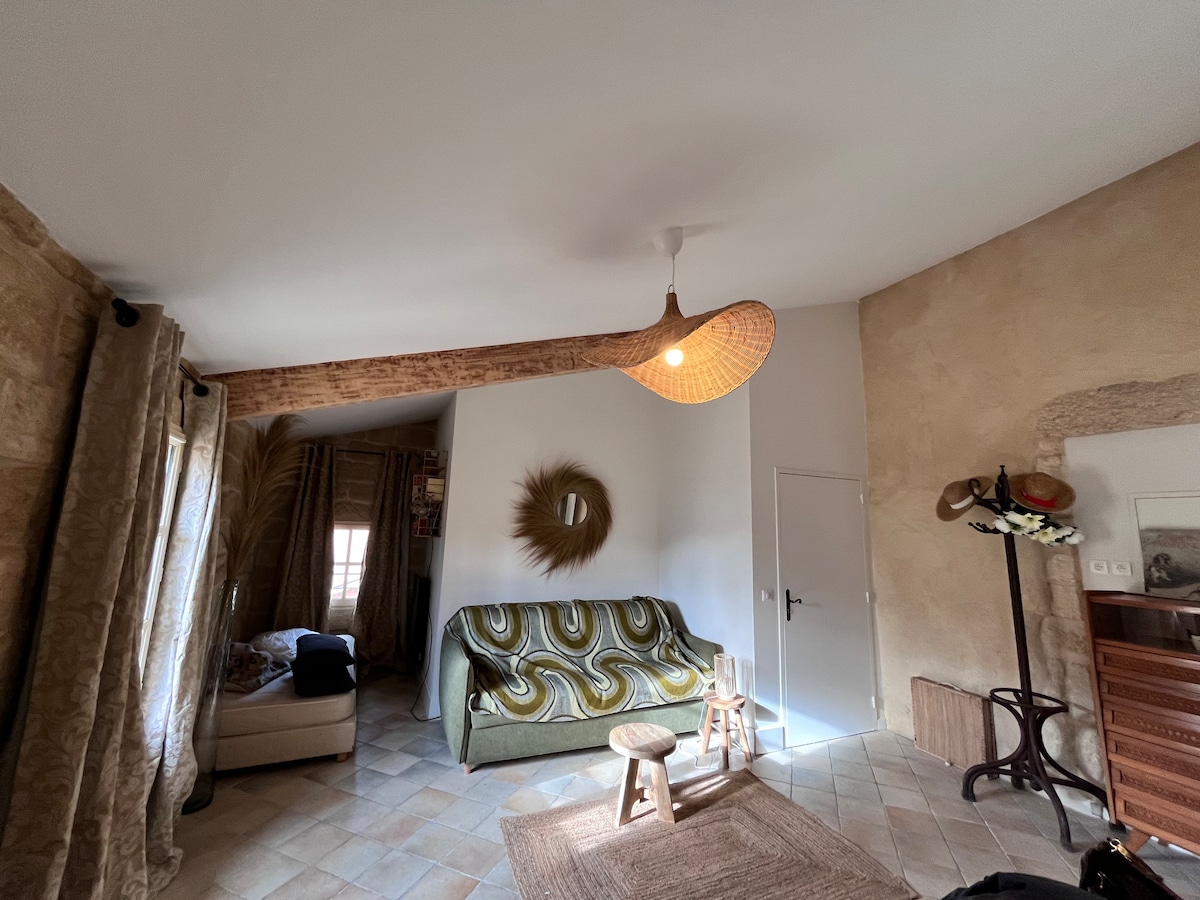 ספה נפתחת עם מזרן נוח בגודל 160 על 200 ס"מ 
עריסה ב -180 על 90