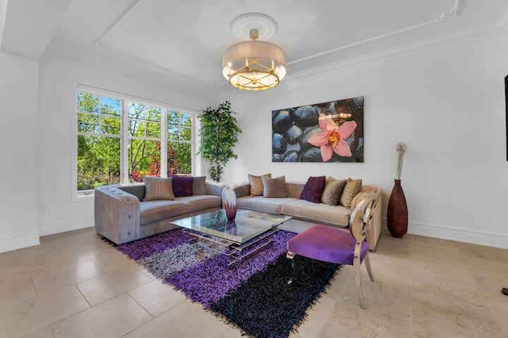 Upscale Waterfront Getaway - Hot Tub & 2 King Bed - Hamilton