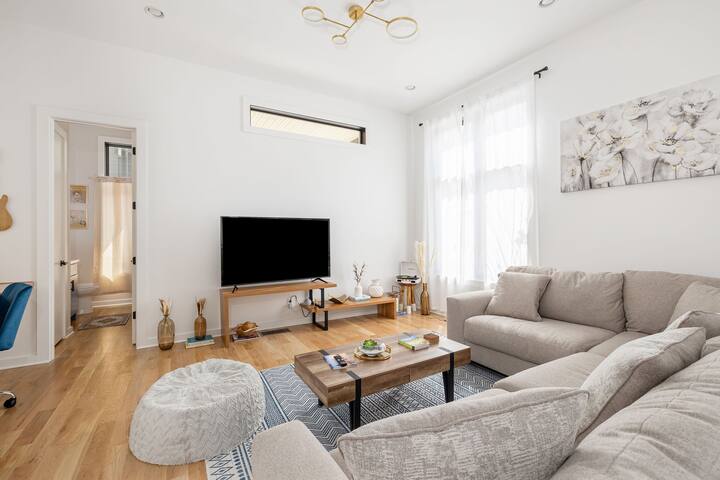 HUGE LUX Home | No Bunks | 2x Parking | By Brdway gallery image 5