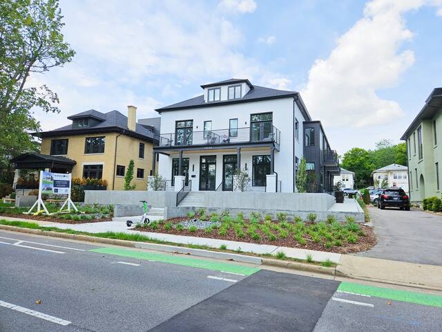 HUGE LUX Home | No Bunks | 2x Parking | By Brdway gallery image 4