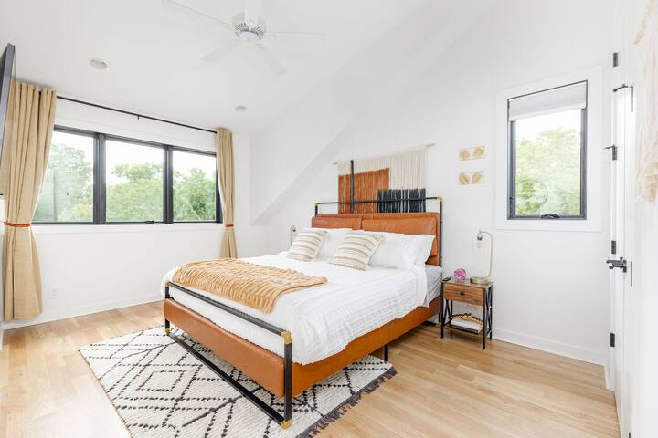 HUGE LUX Home | No Bunks | 2x Parking | By Brdway gallery image 3