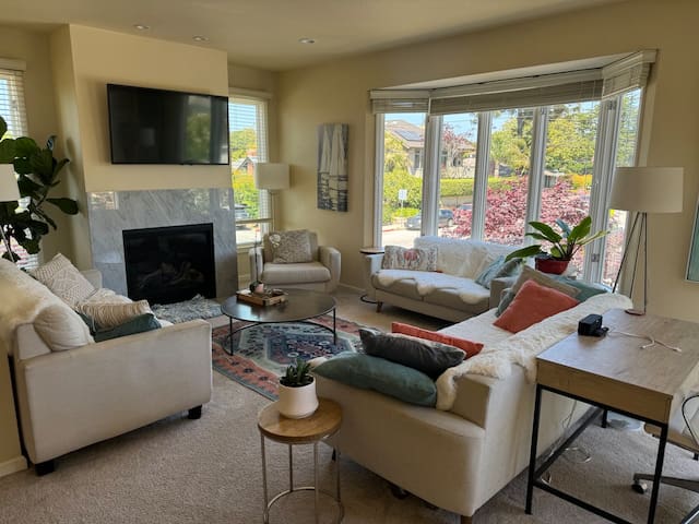 Steps to Seabright Beach, 5 BR Family-sized House