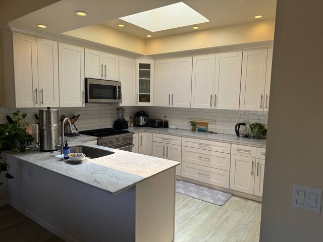 Steps to Seabright Beach, 5 BR Family-sized House gallery image 3