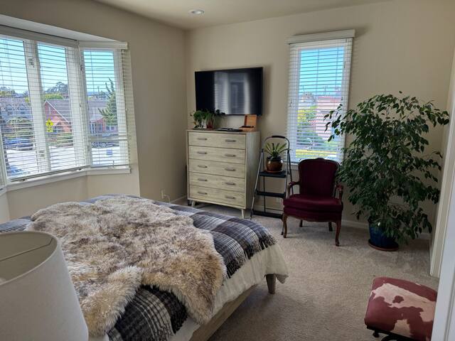 Steps to Seabright Beach, 5 BR Family-sized House gallery image 5