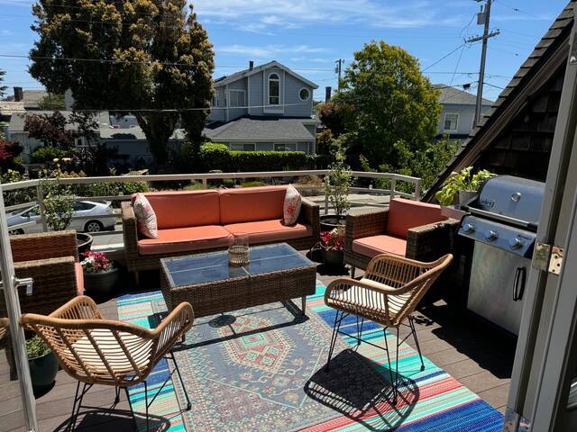 Steps to Seabright Beach, 5 BR Family-sized House gallery image 4