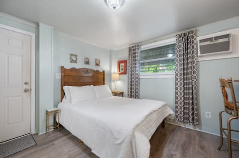 Successful Airbnb property: Private Suite w/ Hot Tub, 3-minute WALK to beach in Kill Devil Hills