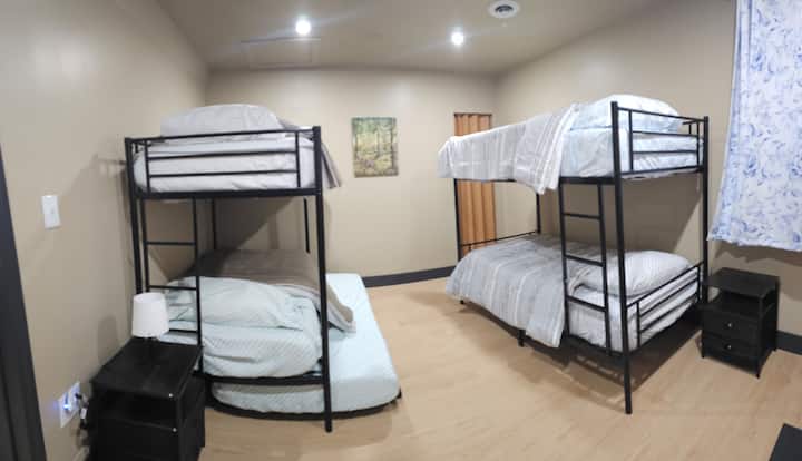 El dormitorio 3 cuenta con 2 literas individuales con colchones de espuma viscoelástica, que ofrecen dos camas individuales, sin fibra de vidrio, soporte de contorno personalizado patentado y espuma base resistente. Incluye un armario con estantes y perchas y una cama extraíble adicional que puede dormir una más.