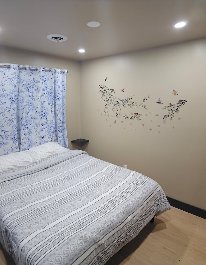El dormitorio 2 ofrece una cama tamaño queen con un cómodo colchón de espuma viscoelástica. Disfruta de un soporte de contorno personalizado patentado sin fibra de vidrio y una espuma base resistente. Esta habitación cuenta con dos ventanas para la luz natural y un armario con estantes y perchas.