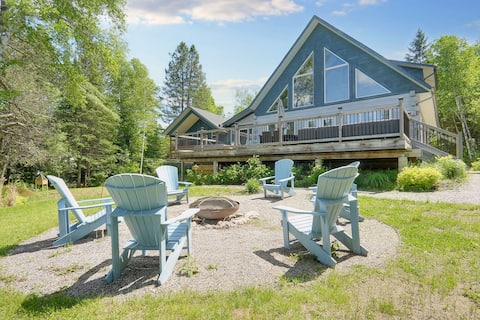 Top performing Airbnb: The Lake Escape - Waterfront, Hot Tub Sleeps 14! in Les Collines De L'outaouais