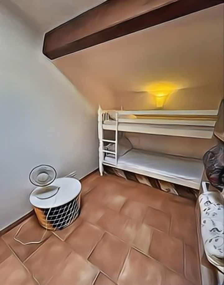 קומת ביניים עם מיטת קומותיים וארון אחסון 