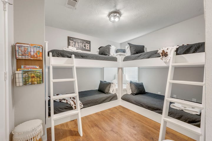 Krevate marinarë me tematikë kauboj për fëmijët dhe fëmijët në zemër me kënd leximi. Parmakët e sigurisë të disponueshëm për bunarët e sipërm në dollap. Ka gjithashtu një pako lojërash në dollap për të vegjlit e tu!